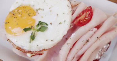 Yağda yumurta, tost, kiraz, jambon ve pastırma ile nefis İngiliz kahvaltısı. Yakın plan. Lezzetli ve sağlıklı bir kahvaltı. Sağlıklı beslenme kavramı. Fast food.