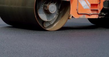 Asfalt döşeme. Yol yapım asfalt kaldırım taşları yeni bir asfalt katmanı oluşturuyor. Yol silindirleri yeni bir yola çıkıyor. Yol tamiri. Ağır makineler. Asfalt Yol Yapımı.