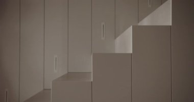 Minimalist iç mekan, temiz hatlar ve tarafsız tonlar içeriyor. Basitlik, modern yaşam ve iç tasarımla ilgili kavramlar için mükemmel. Tarafsız Tonlu Minimalist İç Tasarım 