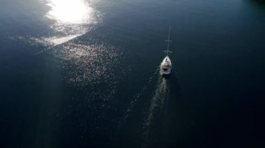 Yaz lüks modern tekne gezisi. Beyaz yat. Yelkenli. Lüks gemi gezisi. Derin mavi sulardaki beyaz teknenin görüntüsü. Lüks gemiyle yaz seyahati. Yatçılık. Lüks yelkenli..