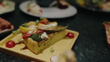 Kiraz domatesleri, kuşkonmaz ve çeşitli sebzelerden oluşan nefis bir sebze tabağı, sarı bir tabakta güzelce sunulmuştur. Sağlıklı beslenme kavramları için mükemmel..