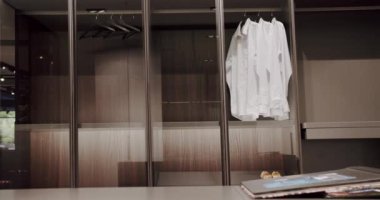 Tişörtlü soyunma odası. Zarif Ahşap Dolapta Yürüme Dekorasyonu. Lüks Soyunma Odası. Modern Sürgülü Kapılar. Kaygan Siyah Kapılı Siyah Gardırop. Dolapta Yürüyen Lüks Yatak Odası.