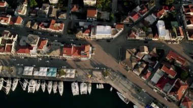 Yat parkı. Beyaz yat. Yelkenli. Lüks gemi gezisi. Derin mavi sulardaki beyaz teknenin görüntüsü. Yat gezintisi yapan zengin yatın yukarıdan görünüşü. Lüks gemiyle yaz yolculuğu.