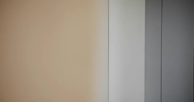 Beyaz modern kapısı ve beyaz minimalist sapı olan modern bir daire. Yaşam tarzı ve şık bir oda. Modern Showroom. Minimalist modern iç mekanda beyaz ve gri duvar. 