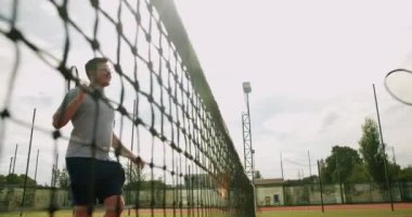 Arkadaşlar güzel ve eğlenceli bir maçtan sonra mutlu olurlar. Arkadaşlar dışarıda halı kortlarında tenis oynarlar. Çak bakalım. Takım çalışması. Arkadaşlarla aktif spor oyunu. Tenis maçı. Etkin boş zaman oyunu.
