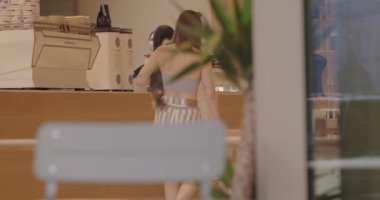 Genç bir kadının sakin ve şık bir kafede kahvesini yudumlarken çekilmiş gizli bir fotoğrafı. Pencereden bakıldığında, sükunet ve kentsel yaşam tarzını somutlaştırıyor, davetkar bir atmosfer yaratıyor..