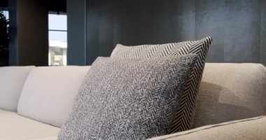 Köşedeki kanepe, sandalye ve kitaplığı olan lüks modern ev içi. Moda mobilyalar. Minimalist İç İşleri. Samimi Modern Mobilya Tasarımı. Lüks Zarif Oda. Gayrimenkul özel evi.