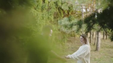 Bir çift, bereketli bir ormanın huzurlu ortamında sevgiyle kucaklaşırken çekilen yürek ısıtan bir an. Ormanda Şefkatle Kucaklaşan Çiftler Özel Bir Anı Paylaşır