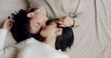 Bir çift, Igbt ve lezbiyen kadınlar evde. Sarılın ve birbirinize sarılın. Aşk ve öpücük, Gurur Etkinliği, arkadaşlık konsepti. Lezbiyen çiftin aşk ve portresi. Yaşam tarzı ve ilişkiler.