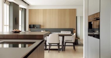Ahşap duvarlı ve gri mobilyalı modern Minimalist oturma odası. Köşedeki kanepe ve kitaplığı olan lüks modern ev iç mimarisi. Moda mobilyalar. Lüks Zarif Oda