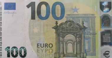 Ön taraftaki 100 Euro 'luk teklifi yakınlaştır. 100 Euro nakit. Eu para birimiyle geçmişi var. Hareketsiz döngü görüntülerini durdur. 100 Euro Nakit Durdurma Hareketi. Arkaplan Tasarısı Para İmzala.