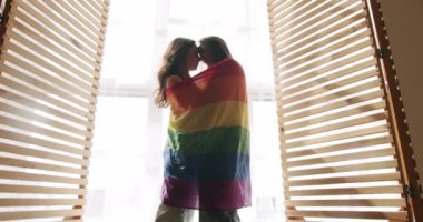Çift, Lgbt ve lezbiyen kadınlar evde. Sevgiler ve öpücükler Lezbiyen çiftin aşk ve portresi. LGBT hakları, lezbiyen ailesi. Sevgi ve desteği paylaşan iki kadın el ele tutuşuyor.