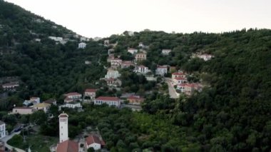 Gün batımında deniz kenarı manzarası. Yunanistan 'ın sahil kenti. Yat parkı. Yeşil Dağlar adasında, gemiyle yaz gezisi.