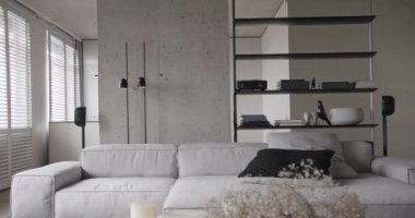 Modern oturma odası. Lüks minimalist tasarım, beyaz ve gri tonlu gerçek daire, zarif sandalye ve lüks mobilyalar, beyaz halı ve siyah ses teknikleri