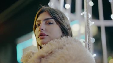 Akşamları genç ve güzel bir bayanın portresi. Lüks kadın portresi. Arka plan bulanık. Gece lambalarının arka planında genç bir kadının portresi. Çekici bir kadının portresi..