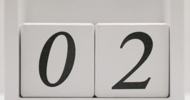 Sıfır numarasına yakın çekim ve iki tanesi beyaz bloklara basılmış. Sayısal, eğitici veya takvimle ilgili kavramlar için idealdir. Beyaz Bloklar 'da Sıfır Numara ve İki Numaranın Yakın Çekimi