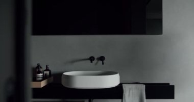 Lüks Banyo İçi siyah, gri ve beyaz renklerde kahverengi renkli ahşap ve banyo aksesuarları, ayna ve duş başlığı, küvet modern tasarımlar. Lüks banyo iç mimarisi.