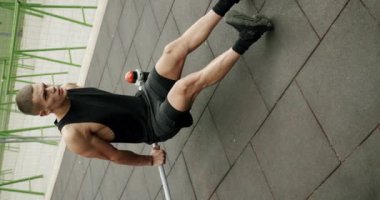 Spor sahasında spor aletleriyle kol kasları, pazılar ve trisepsler çalıştıran atlet bir erkek. Fitness Spor Sokağı Antrenmanı. Halka açık spor salonunda kas yapın. Sağlıklı adam barfiks çekiyor..