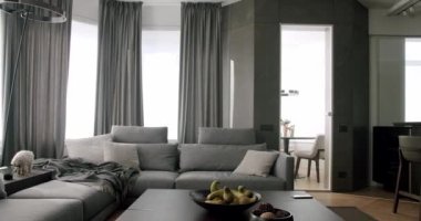 Minimalist İç İşleri. Modern Gri Kanepe ve Perdeler oturma odasının modern iç tasarımı üzerine. Minimalist Abajur. Moda mobilya mağazası. Samimi Modern Mobilya. Lüks Zarif Oda