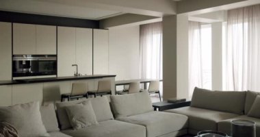 Parlak ve şık modern bir oturma odası. Tarafsız iç tasarımı, rahat oturuşu ve doğal ışığı olan bir iç tasarımı var. Zarif Minimalist İç Tasarımlı Modern Oturma Odası