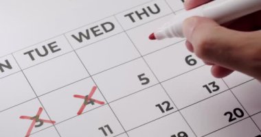 Kırmızı kalemle takvimdeki el işaretleme tarihlerinin yakın plan resmi, son teslim tarihini ya da önemli bir hatırlatmayı gösteriyor. Bitiş Tarihi Anımsatıcı için Kırmızı Kalemle Takvim Tarihi İşaretleniyor