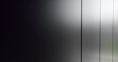 Siyah ve Gri arka plan dokusu tahtası. Modern odadaki ahşap paneller. Boş oda ve ahşap paneller arka planda. Modern minimalist iç mekanda gri ve siyah paneller. 