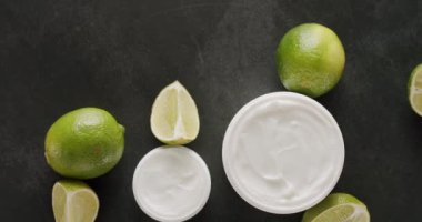 Doğal malzemelere dayalı kozmetik yağları, fırça, tonik, vücut bakımı. Saç ve cilt bakımı için doğal kozmetik ürünleri. Kremalı parlak kozmetik kavanozu. Farklı kozmetik şişeleri grubu.