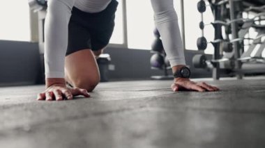 Şınav çeken kararlı genç erkek sporcu, iyi donanımlı bir spor salonunda formda ve güçlü. Modern Spor Salonunda Şınav çeken Odaklanmış Genç Adam