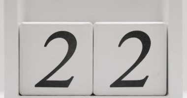 22 numarayı beyaz tahta bloklarda gösteren yakın plan bir fotoğraf. Önemli tarihler, geri sayımlar ve takvimle ilgili kavramlar için mükemmel.
