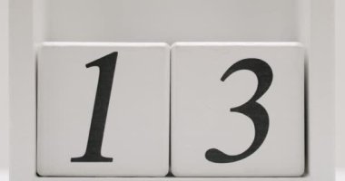 Tahta bloklardaki 13 numaraya yakın plan beyaz minimalist arka plan. Takvimler, tarihler ve sayısal temalı tasarımlar için ideal. Beyaz Arkaplanda Tahta Bloklarda 13 Numara Gösterildi