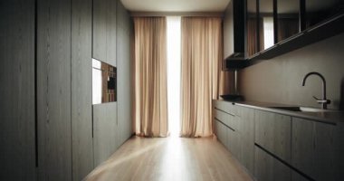 Modern bir evde zarif minimalist mutfak. Ahşap dolaplar, sıcak perdeler ve çağdaş tasarım unsurları. Tasarım ilhamı için ideal. Modern Minimalist Mutfak İçi