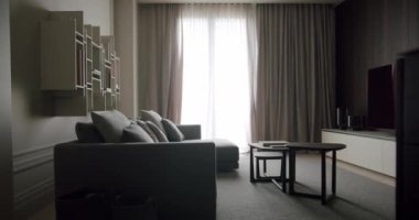 Karanlık mobilya, geometrik dekor, parlak doğal ışık ve çağdaş tasarım elementlerinin sergilendiği modern bir minimalist oturma odası. İç dizayn için mükemmel bir ilham. Modern Oturma odası