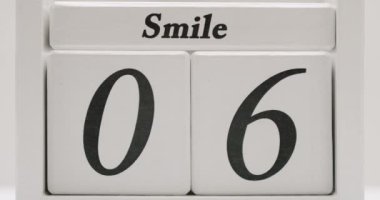 Beyaz tahta blok takvimi ayın günlerine doğru dönüyor. Takvim bize her gün gülümsemeyi hatırlatıyor. Bu zaman, günler ve pozitif düşünce için harika bir kavramsal video..