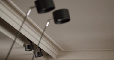 Modern siyah tavan lambalarının yakın plan, parlak, çağdaş iç tasarım ayarı. Minimalist tasarım ve nötr tonlar şık ve sofistike bir ortam sağlar..