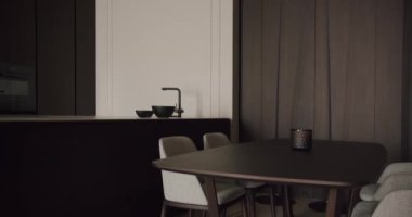 Çağdaş mutfak ve yemek alanı koyu ahşap mobilyalar, modern siyah musluk ve şık dekorlarla minimalist tasarımı içeriyor. Zarif ev dekorasyonlarını sergilemek için mükemmel. Minimalist Mutfak