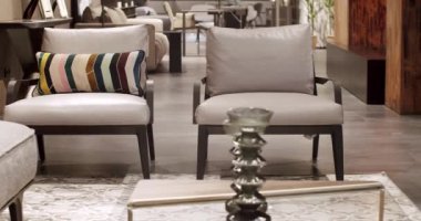 Oturma odasında modern beyaz deri koltuk. Gri koltuk tasarla. Modern apartman. Modern minimalist ev. Minimalist bej koltuk. Zarif ve rahat bir koltuk, sıcak ve rahat..