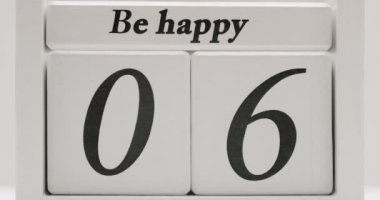 Beyaz bloklarda siyah numaraların olduğu daimi bir takvim ayın günlerini değiştiriyor. Takvimin en tepesinde özel bir bölümde bu video olumlu duyguları, mutluluğu çağrıştırıyor.,