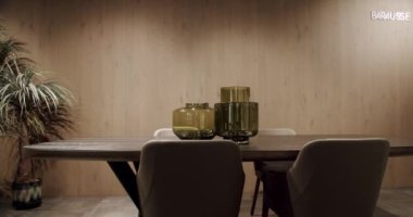 Modern Yemek Odası İçi. Yemek odasında zarif ve rahat bir ev var. Minimalist ahşap yemek masası ve sandalyeler. Modern stil masa. Mutfak odasının içi..