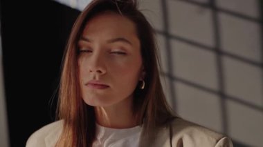 Güzel genç bir kadının portresi. Güzel gözlü bir manken. Kameraya bakan muhteşem bir kadının portresi. Cilt bakımı, kozmetik ve yaş karşıtı estetik cerrahi. Yüz gerdirme, makyaj.