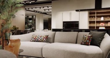 Beyaz, bej mobilyalı ve beyaz mutfak odalı modern Minimalist oturma odası. Beyaz kumaş koltuklu, sandalyeli ve raflı lüks Modern Ev İçi. Moda mobilyalar..