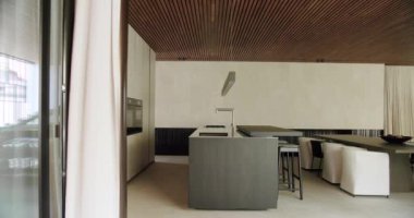 Lüks bir evde lüks bir modern mutfak, ahşap kaplamalı tavan, minimalist mobilyalar ve son model aletler. Ahşap Tavan ve Şık Mutfak ile Modern Ev İçi