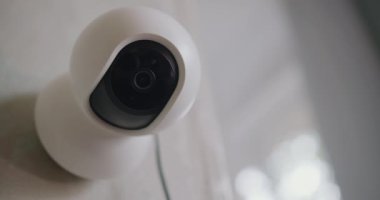 Çocuk uyurken onu izlemek için hareket sensörlü modern dijital cihaz. Güvenlik ve güvenlik kavramı. Özel mülk güvenlik sistemi. Güvenlik kamerası. CCTV, güvenli, izleme konsepti.