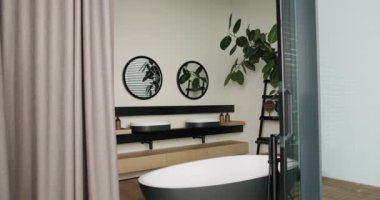 Zarif ve minimalist banyo. Temiz hatları, modern demirbaşları ve doğal yeşilliği var. Çağdaş ev temaları için mükemmel. Modern Minimalist Banyo İçi Şık Dekor ve Yeşillik