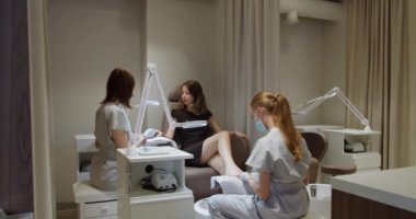 Güzellik salonunda manikür ve pedikür yaptıran kadın müşteri. Spa Salonu Güzellik Uzmanı Ayak Manikürü. Sağlıklı Kayganlaştırıcı Podoloji. Güzellik Salonunda Pedikür ve Spa Prosedürü. Hijyen ve ayak bakımı