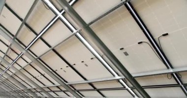 Modern fotovoltaik panellerin el kamerası görüntüleri. Kavramsal yenilenebilir enerji, teknoloji, elektrik, hizmet, yeşil, gelecek. Güneş panellerinin arkasındaki bağlantı kabloları.