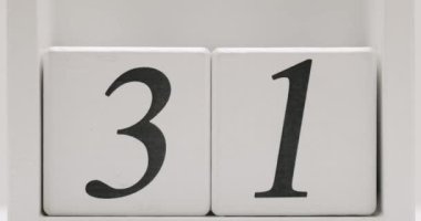 31 numarayı gösteren tahta blok takviminin yakın çekimi. Tarihlerle, programlarla ve organizasyonla ilgili konular için mükemmel. Siyah ve Beyaz 31 Numaralı Tahta Blok Takvimi