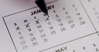 Bu video bir takvim ayının zaman aşımını gösteriyor ve her gün siyah kalemle çiziliyor. Teslim tarihleri, geri sayımlar ve zaman yönetimi ile ilgili kavramlar için mükemmel.