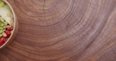 Poke kasesi, geleneksel Hawaii çiğ balık salatası. Organik ve temiz yemek. Diyet öğle yemeğinde taze balık ve sebze. Japon yemekleri, sağlıklı yiyecekler, keto diyeti konsepti. Asya çiğ yemeği.