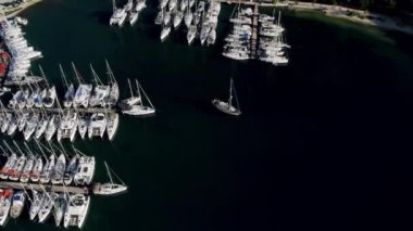 Lefkada adası. Yat için liman. Yeşil Dağ Adası 'nda bir gemide yaz gezisi. Beyaz yat. Yelkenli. Yat gezintisi yapan zengin yatın yukarıdan görünüşü. Lüks gemiyle yaz yolculuğu.