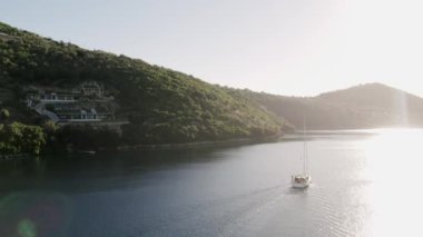 Yaz lüks modern tekne gezisi. Beyaz yat. Yelkenli. Lüks gemi gezisi. Derin mavi sulardaki beyaz teknenin görüntüsü. Lüks gemiyle yaz seyahati. Yatçılık. Lüks yelkenli..